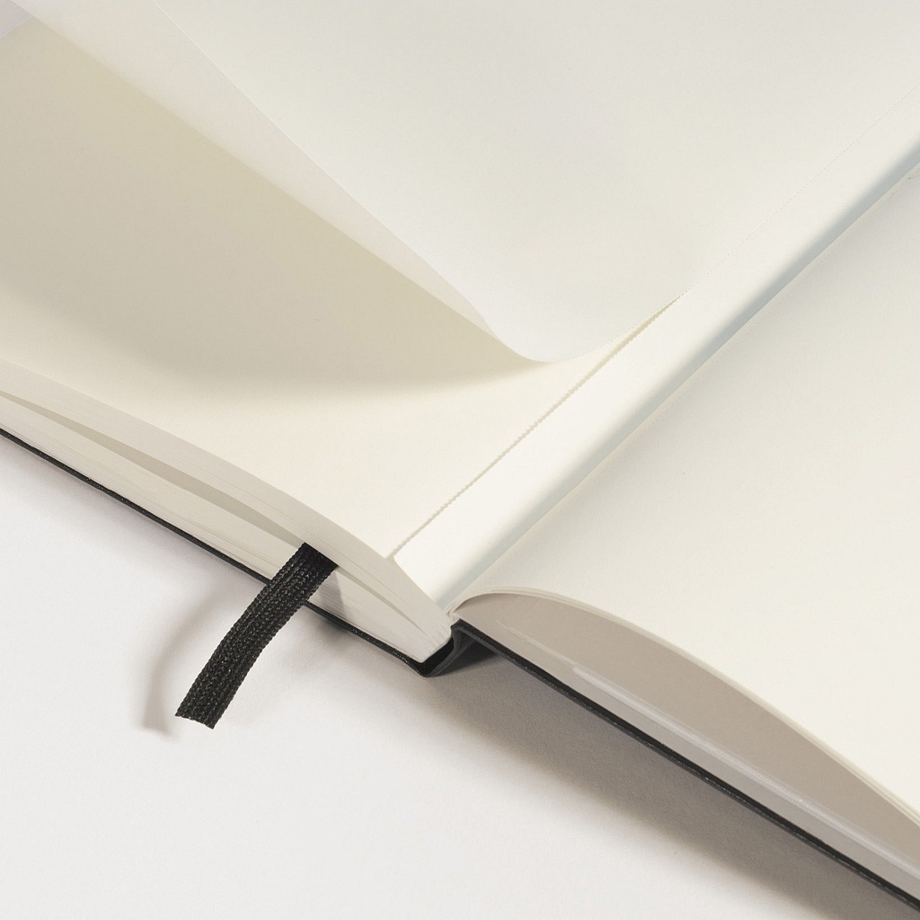 Anteckningsbok A4+ blank svart
